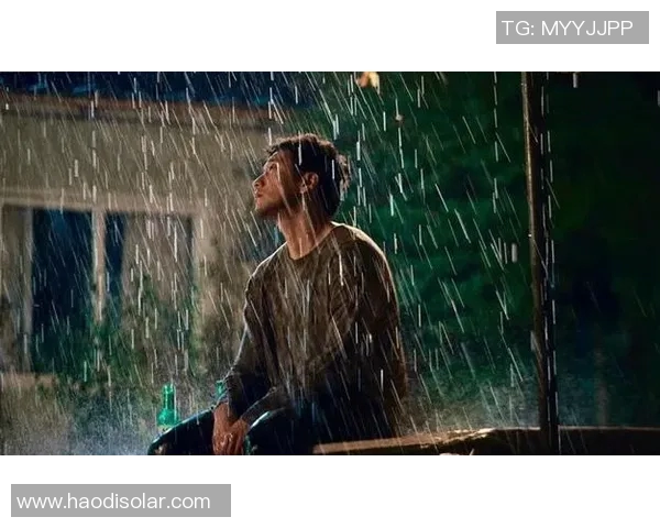 在雨中奔跑的激情与坚持足球淋雨带来的感动与启示